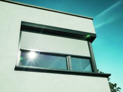 Halb geschlossener Rollladen von ROMA